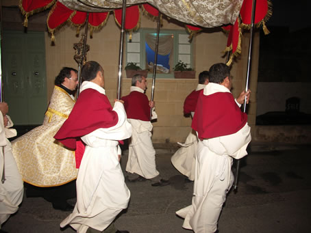 D9 Fr Joe Bajada holding the monstrance