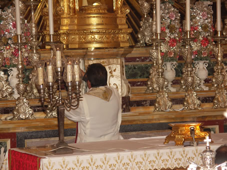 H5 Fr Cini removes the Holy Host from monstrance