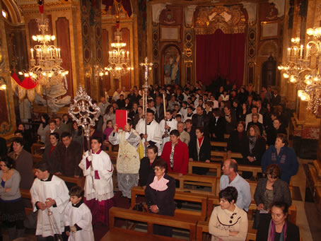 A5 Procession moves up the nave