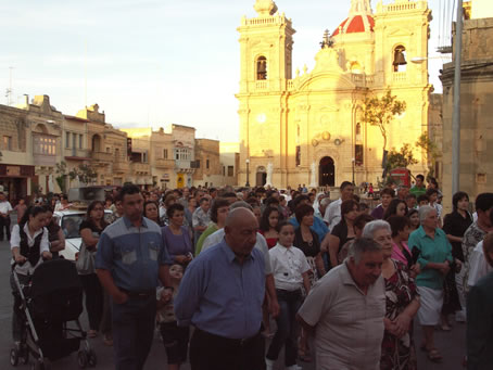 058 Faithful in procession reciting the Rosary