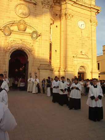 038 Start of procession