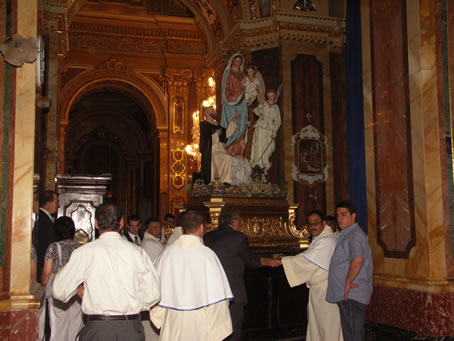 033 Statue on the move for procession