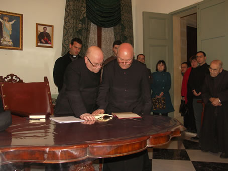 03 Hand on the Bible swearing allegiance to the Cathedral Chapter