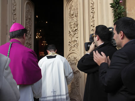 A8 Fr Joseph opens the Church door