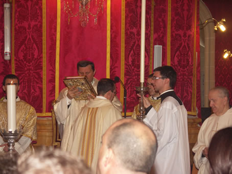 F6 Bishop kissing the Bible