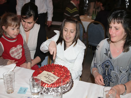 64 Marilyn cutting her birthday cake