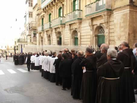 009 Clergy gathered in Republic Street