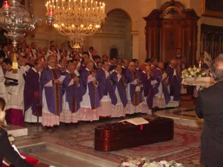 098 The coffin in front of the altar