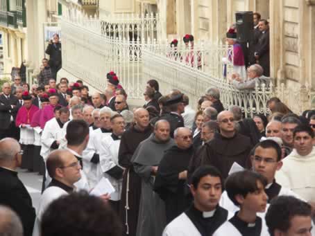 017 Monsignors leaving the Curia