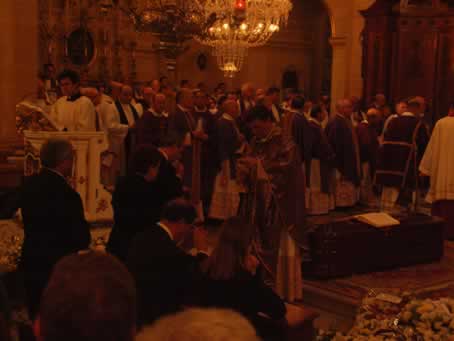 167 Prime Minister Gonzi receives Holy Communion