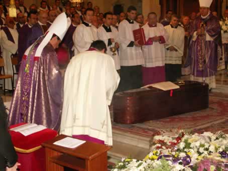 192 With bowed heads in front of the coffin