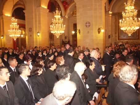 139 Relatives move up the nave to make offerings