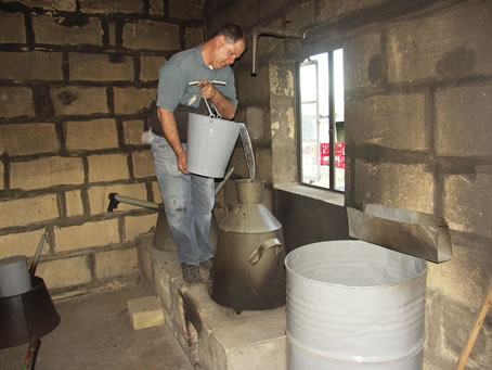 064 Filling the pot completely with water