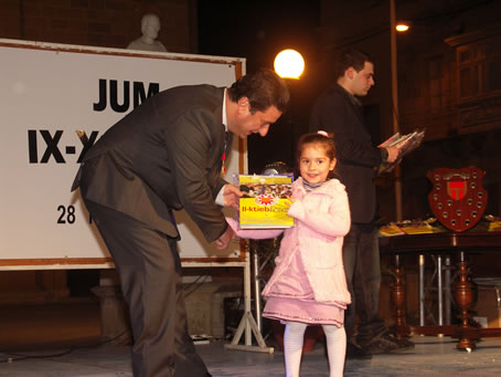 G1 Mayor presents books to a toddler