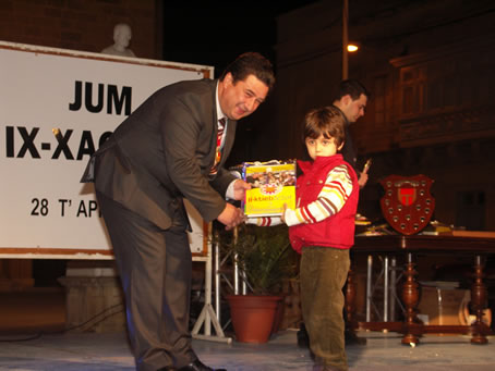 G5 Mayor presents books to a toddler