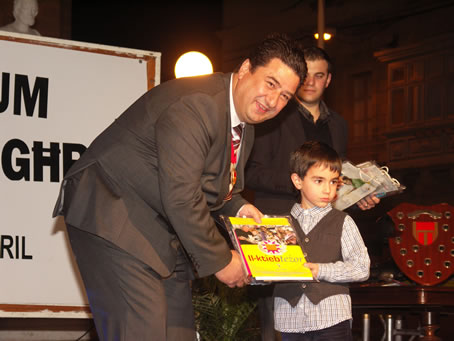 H1 Mayor presents books to a toddler