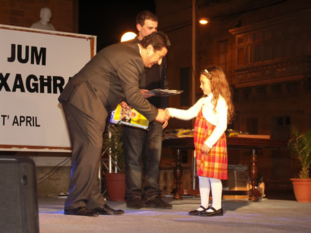 F5 Mayor presents books to a toddler