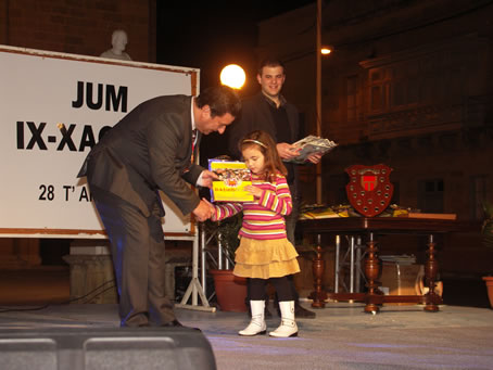 F8 Mayor presents books to a toddler