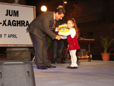 F7 Mayor presents books to a toddler