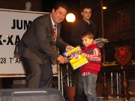 G2 Mayor presents books to a toddler