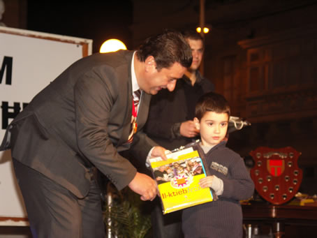 G9 Mayor presents books to a toddler