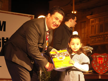 G7 Mayor presents books to a toddler