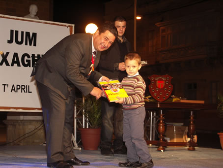 G4 Mayor presents books to a toddler