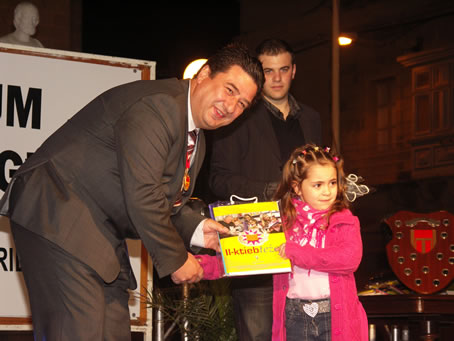 G6 Mayor presents books to a toddler