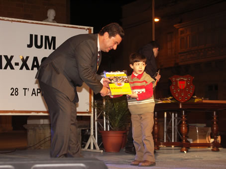 G3 Mayor presents books to a toddler