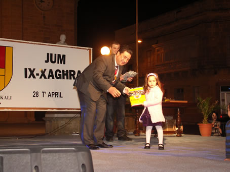 F9 Mayor presents books to a toddler