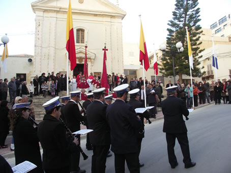 E6 Procession waits for band to stop