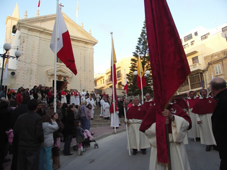 B4 Procession on the move