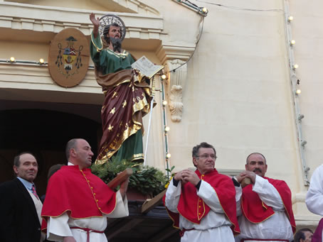 B1 While statue receives noisy salute