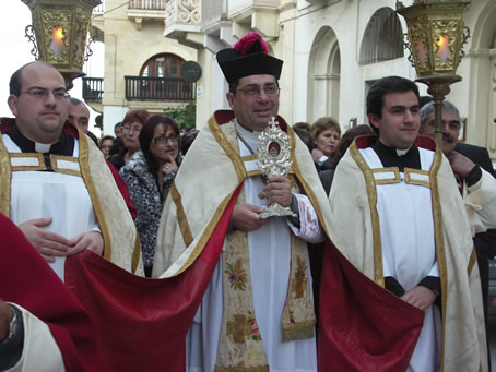 D8 Xaghra Archpriest Mgr Refalo carries the relic