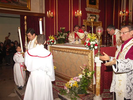 G8 Kissing the Saint's relic