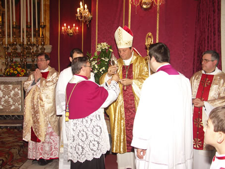 G7 Kissing the Saint's relic