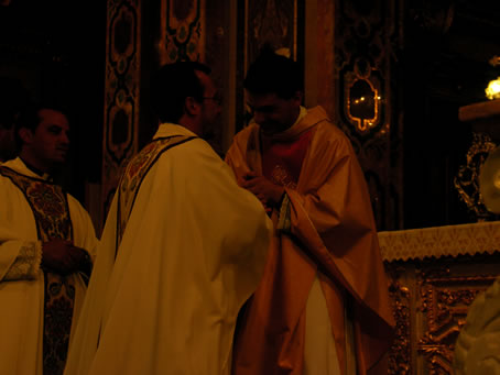 184 Priest kissing Fr Caruana's hands