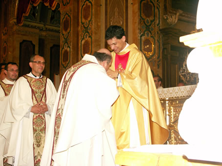 183 Priest kissing Fr Caruana's hands