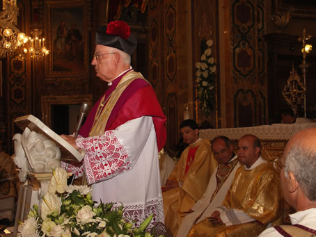 096 Archpriest Emeritus Mgr E Sultana delivering the sermon