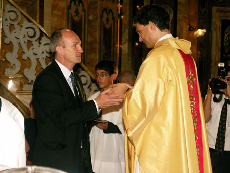 195 Scottish friend kissing Fr Caruana's hands