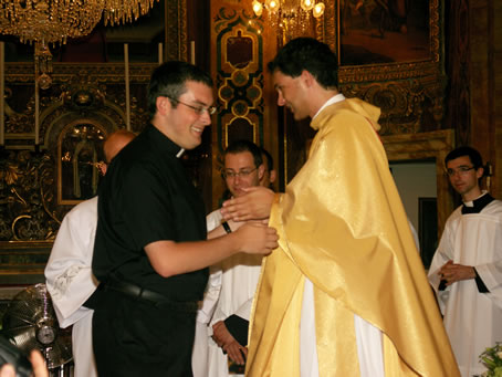 186 Deacon Simon Cachia kissing Fr Caruana's hands