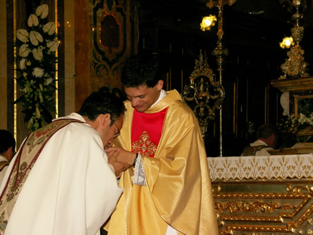 179 Priest kissing Fr Caruana's hands