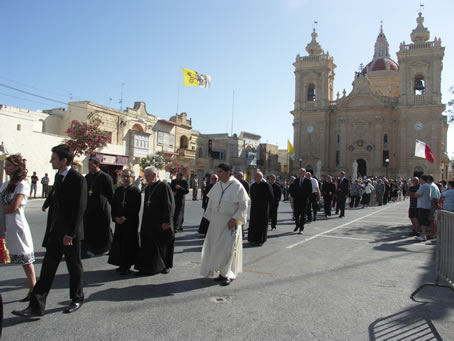 034 Cortege with Basilica in background