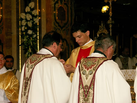 175 Archpriest kisses Fr caruana's hands