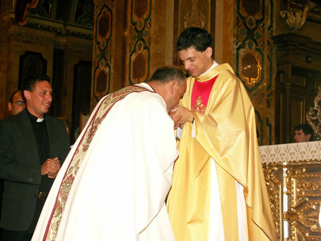 185 Priest kissing Fr Caruana's hands