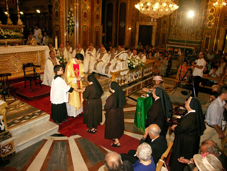 164 Franciscan Sisters receive Holy Communion