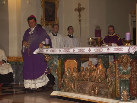 F4 Bishop incensing the altar