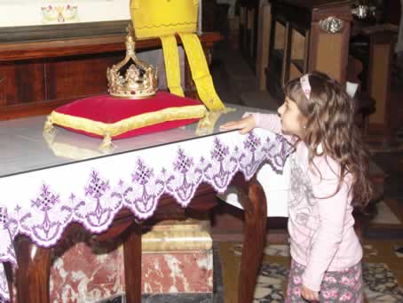 80 A Young girl admires the Golden Crown.