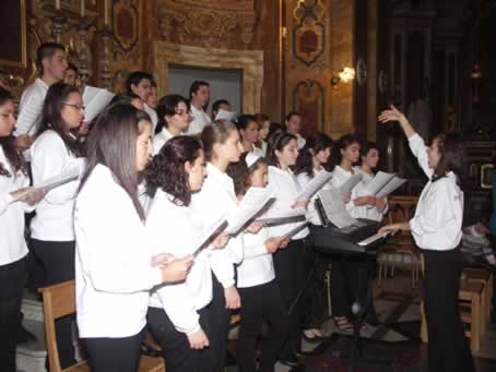 54 Choir Schola Cantorum Jubilate singing the Sanctus