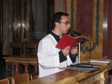 07 Seminarian animating Mass